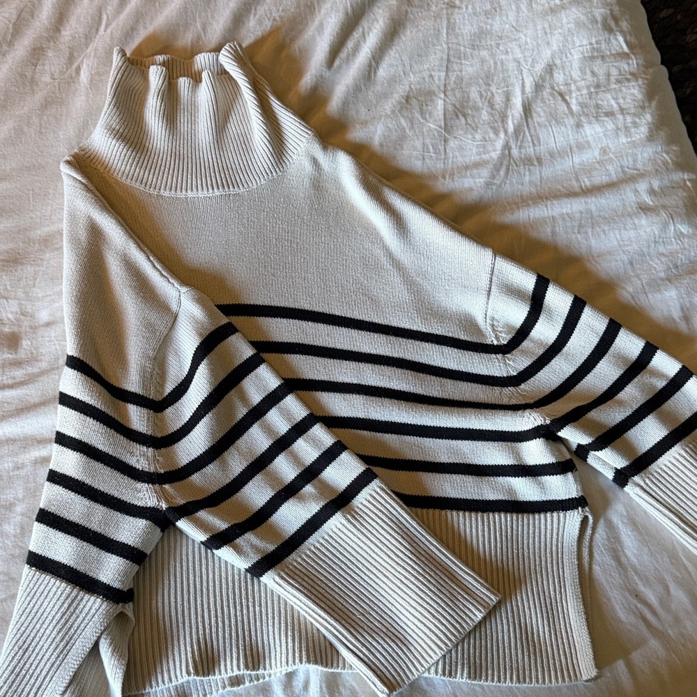 Gap oversized SUPER COZY AND SOFT Striped Turtleneck Sweater - Black and White